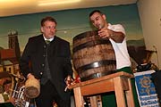 Blitzschnell im Anzapfen: Wirt Christian Vogler (©Foto. Martin Schmitz)